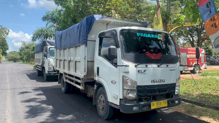 truk angkutan batubara yang ditahan oleh Pemkab OKU Timur lantaran diduga telah melanggar Perbup. (Amizon/RmolSumsel.id)