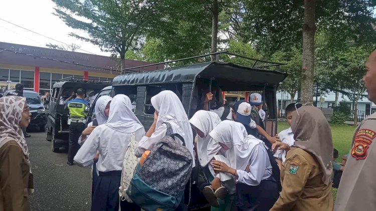 Satlantas Polres Muara Enim melakukan tindakan tilang angkutan yang kerap menaikan pelajar di atas atap kendaraan (Noviansyah/rmolsumsel.id)