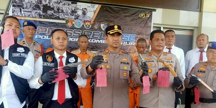 Polres Ogan Komering Ilir (OKI)  menangkap empat orang pelaku pembajakan kapal, yang beraksi di perairan Desa Karangsia Kecamatan Sungai Menang OKI/ist