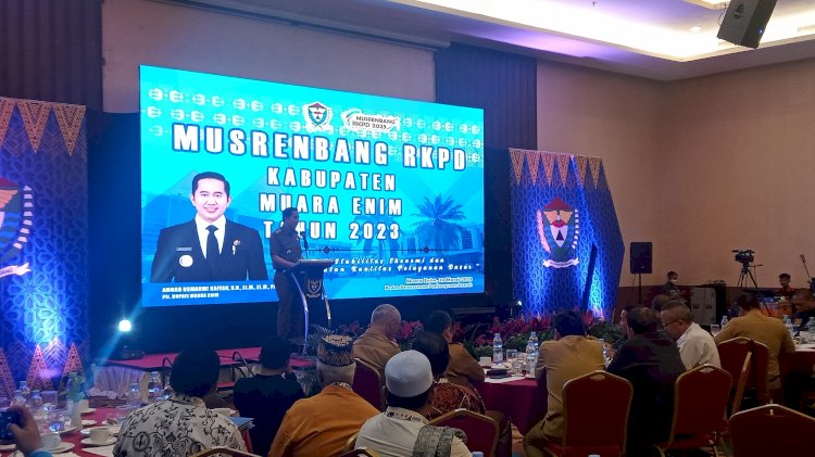 Plt Bupati Miara Enim Ahmad Usmarwi Kaffah memberikan sambutan pada kegiatan Musrenbang RKPD kabupaten Muara Enim tahun 2023 di ball room hotel Grand Zuri Muara Enim (Noviansyah/rmolsumsel.id).