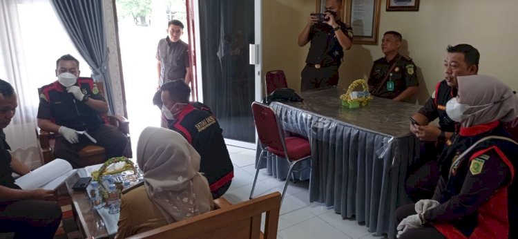 Penggeledahan sekolah SMA Negeri 19 Palembang oleh Kejari Palembang terkait dugaan Korupsi pengelolaan dana komite sekolah. (dok. Kejari Palembang)