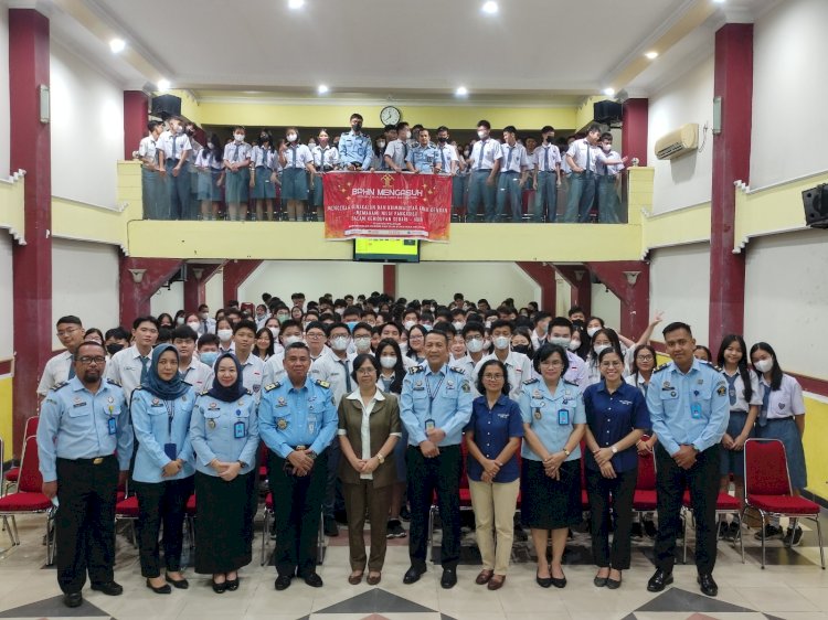 Kantor Wilayah Kementerian Hukum dan HAM Sumatera Selatan menggelar program kegiatan “BPHN Mengasuh” secara serentak di 15 lokasi sekolah, Senin (20/3).  (dok. KemenkumHAM Sumsel)