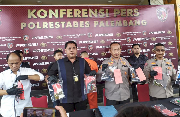 Kapolrestabes Palembang, Kombes Pol Mokhamad Ngajib (kedua kanan) saat menunjukan barang bukti senpira di Mapolrestabes Palembang/Foto: Adam Rachman/RMOLSumsel
