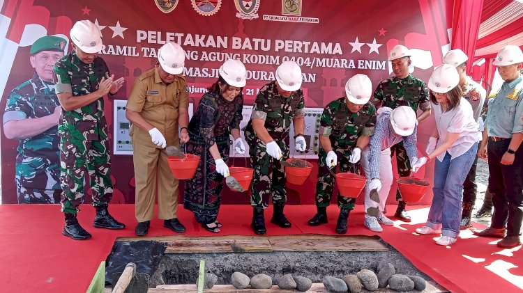 Peletakan batu pertama pembangunan Posramil Tanjung Agung dan Masjid Abdurrachman. (noviansyah/rmolsumsel.id) 