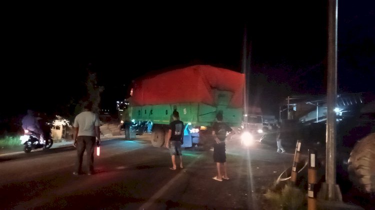 Masyarakat Kelurahan Lebuay Bandung Kecamatan Merapi Timur, Kabupaten Lahat putar balik angkutan Batu bara yang melintas. (Noviansyah/rmolsumsel.id). 