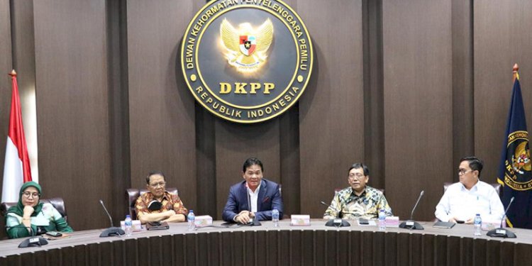 Ketua DKPP RI, Heddy Lugito bersama 4 anggota DKPP, Ratna Dewi Pettalolo, J Kristiadi, I Dewa Kade Witarsa Raka Sandi, dan Muhammad Tio Aliansyah, di Ruang Sidang Utama DKPP RI, Jalan Wahid Hasyim, Jakarta Pusat/Ist