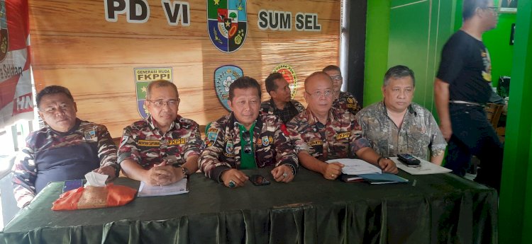 Pengurus PD FKPPI Sumsel memberikan keterangan pers dihadapan awak media terkait laporan Agus Kelana yang melaporkan H Nasrun Umar dugaan penggunaan data palsu keanggotaan FKPPI . (Fauzi/RmolSumsel.id)
