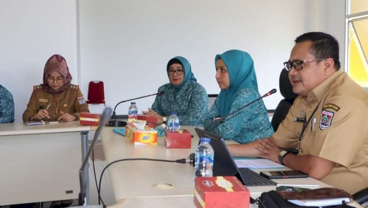 Sekda Lubuklinggau, Trisko Defriyansa saat memimpim rapat uji petik usulan tanda kehormatan SWK. (Istimewa). 