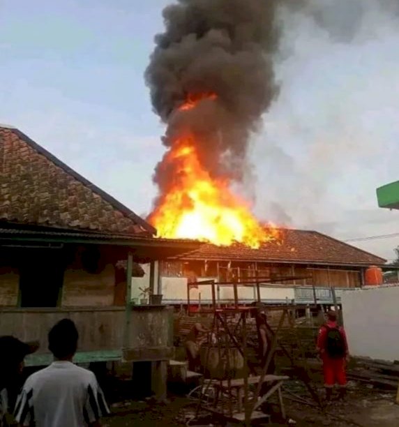 Rumah panggung ludes terbakar/ist