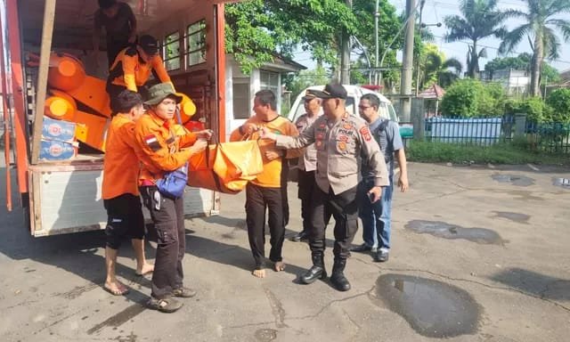 Kapolsek bersama BPBD dan tim membawa korban ke Puskesmas Tebing Tinggi/ist.