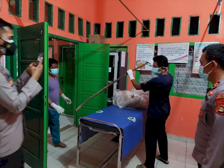 Korban saat dievakuasi pihak kepolisian/ist.