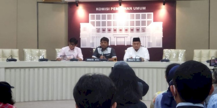 Anggota KPU RI, Idham Holik (tengah) bersama August Melaz (kiri) dan M. Afifuddin/RMOL