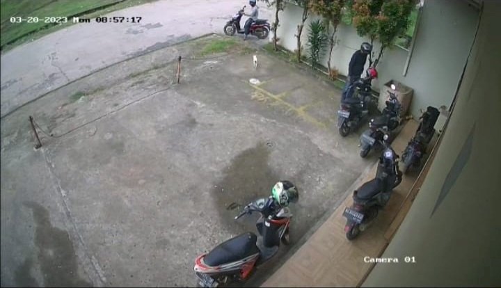 Tangkapan Layar pelaku curanmor di komplek pergudangan Kenten City Jalan Pangeran Ayin, Kelurahan Sukamaju Kecamatan Sako Palembang . (Fauzi/RmolSumsel.id) 
