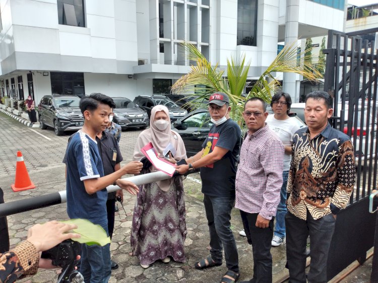 Ger-Maki dan Aktivis Sumsel Bersatu (ASB) menggelar Aksi bersama di  halaman kantor BPK Perwakilan Provinsi Sumatera Selatan (Sumsel). (Dudy Oskandar/rmolsumsel.id).