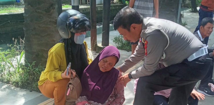  Direktur Lalu Lintas Polda Sumsel Kombes Pol M Pratama Adhyasastra saat membantu korban kecelakaan bentor di Jalan Angkatan 45, Kecamatan Ilir Barat I Palembang . (Fauzi/RmolSumsel.id)