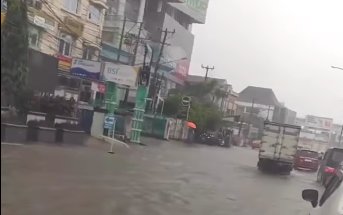 Lokasi banjir yang merendam sejumlah jalan di Palembang usai terjadi hujan selama tiga jam, Sabtu (25/3). (tangkapan layar medsos)