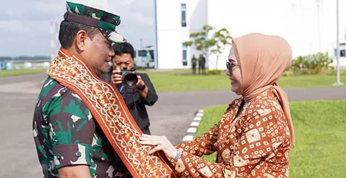 Ketua DPRD Sumsel, Anita Noeringhati saat mengalungkan selendang saat menyambut Panglima TNI, Laksamana TNI Yudo Margono di Palembang/ist