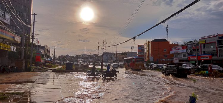 Kondisi di Jalan R. Soekamto yang masih tergenang banjir hingga Sabtu (25/3/2023) sore. (Adam Rachman/Rmolsumsel.id). 