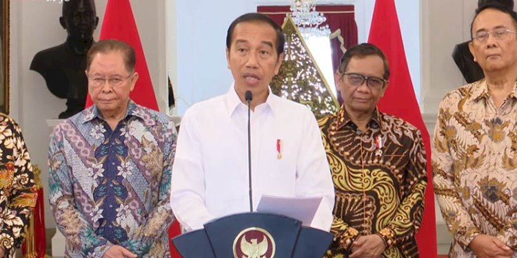 Mahfud MD saat mendampingi Presiden Joko Widodo menyampaikan keterangan pers di Istana Negara/Net