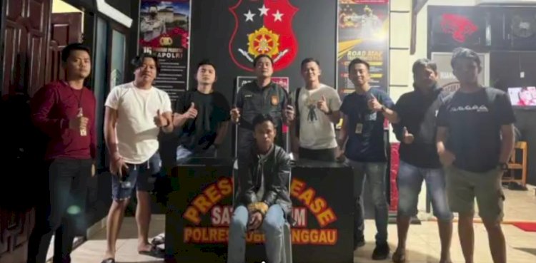 Pelaku saat diamankan pihak kepolisian. (Ist/Rmolsumsel.id). 
