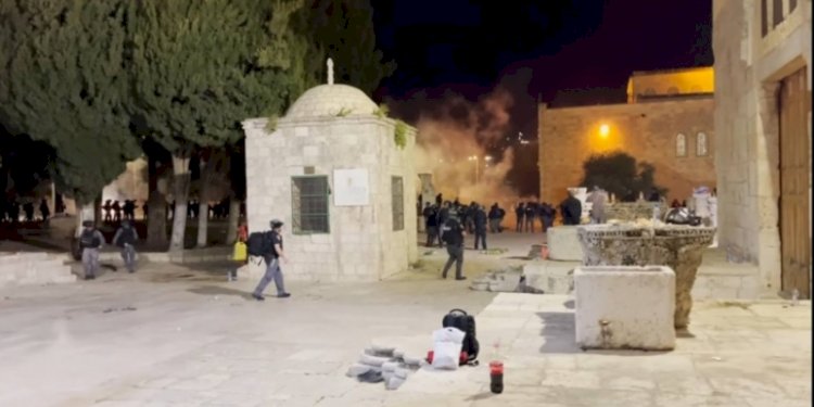 Pasukan Israel ketika menyerbu Masjid Al Aqsa pada Minggu, 26 Maret 2023/Net