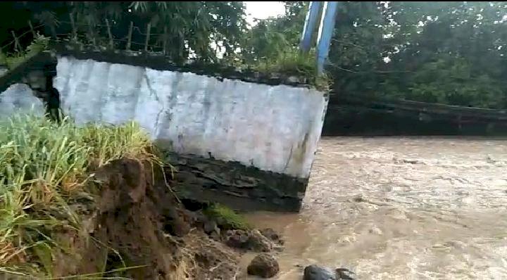 jembatan gantung penghubung tiga desa di Kecamatan Tanjung Raja, Lampung Utara putus akibat diguyur hujan deras pada Sabtu (25/3/) kemarin. (Foto: RmolLampung.id)