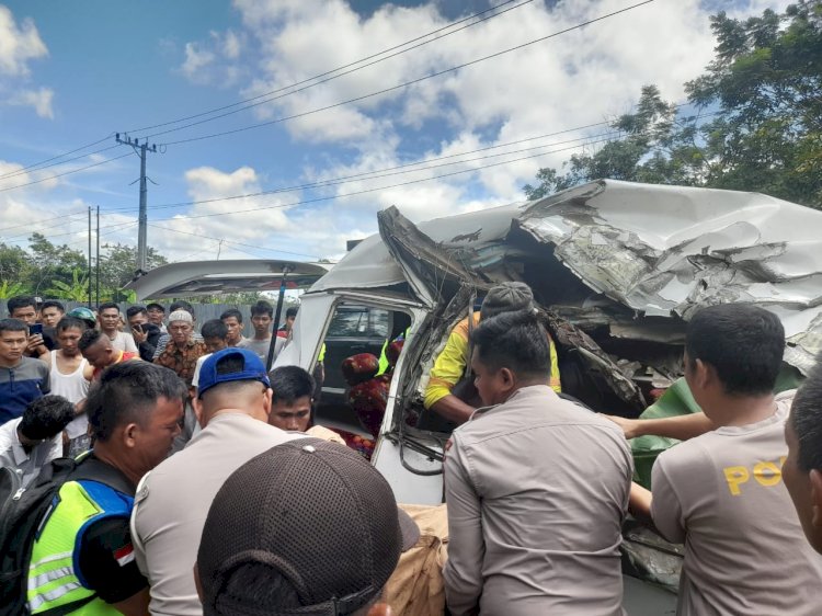Petugas bersama warga mengevakuasi jenazah penumpang travel dalam kecelakaan maut di Kabupaten OKU/ist
