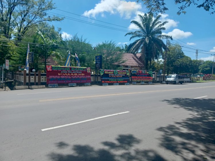 Tampak halaman Pemda Muara Enim dipenuhi ucapan papan bunga pelantikan Ir Yulius MSi sebagai sekda. (Noviansyah/Rmolsumsel). 