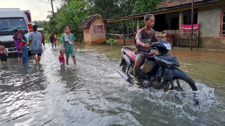Pemukiman warga di PALI terendam air akibat hujan semalaman. (Eko Jurianto/Rmolsumsel). 