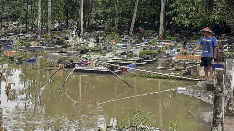 Kondisi pemakaman TPU Kebun Bunga Kecamatan Sukarami Palembang tergenang banjir setinggi 50 centimeter hingga satu meter . (Fauzi/RmolSumsel.id)