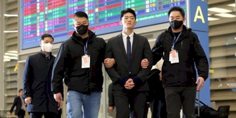 Petugas polisi menangkap Chun Woo-won (Tengah), cucu mendiang mantan Presiden Chun Doo-hwan, atas dugaan penggunaan narkoba saat tiba di Bandara Internasional Incheon pada 28 Maret 2023/Foto: Yonhap