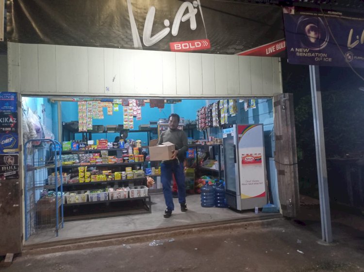 Petugas sita puluhan botol miras dari warung manisan di Kecamatan Sekayu, Kabupaten Muba/ist.