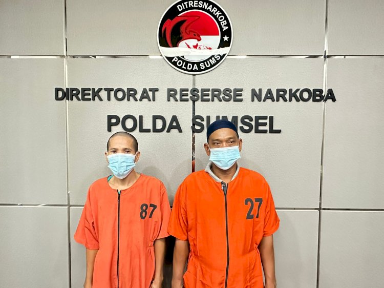 Tersangka Bambang Herwansyah dan M Iman kurir sabu yang berhasil diringkus anggota Direktorat Reserse Narkoba Polda Sumsel . (Fauzi/RmolSumsel.id)