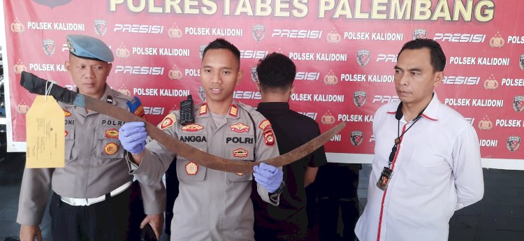 Kapolsek Kalidoni AKP Dwi Angga Cesario saat melakukan gelar perkara penangkapan pelajar SMA yang kedapatan hendak tawuran antar pemuda. (Fauzi/RmolSumsel.id)