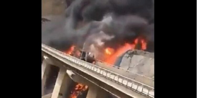Bus pembawa jemaah umrah di Arab Saudi terbalik dan terbakar pada Senin, 27 Maret 2023/Net