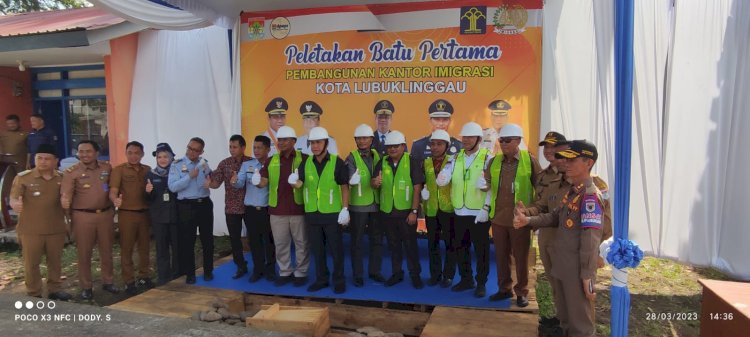 Peletakan batu pertama pembangunan gedung Unit Kerja Keimigrasian (UKK) kota Lubuklinggau, Sumatera Selatan. (dok. Humas KemenkumHAM Sumsel)