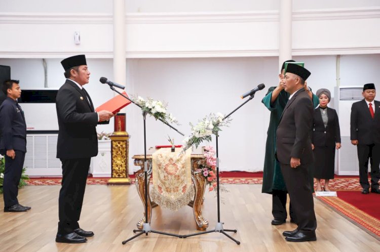 Gubernur Sumsel H Herman Deru saat Pengambilan Sumpah dan Pelantikan kepada Pj Bupati Muba Apriyadi sebagai Pejabat Pimpinan Tinggi Pratama Sekretaris Daerah (Sekda) definitif Kabupaten Muba/ist.