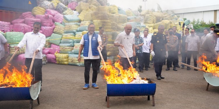 Menteri Perdagangan Zulkifli Hasan (memakai rompi biru) saat bersama-sama membakar pakaian impor bekas di Cikarang/Ist