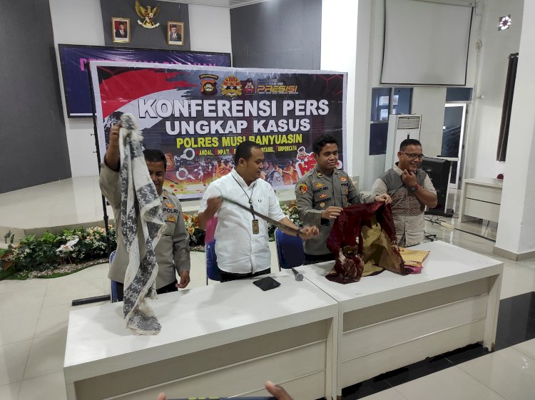 Kasat Reskrim AKP Dwi Rio Andrian didampingi Kapolsek Babat Supat Iptu Widya Bhakti Dhira dan Kasi Humas AKP Susianto menunjukkan senjata tajam yang digunakan pelaku untuk menganiaya para korban. (Amarullah Diansyah/Rmolsumsel). 