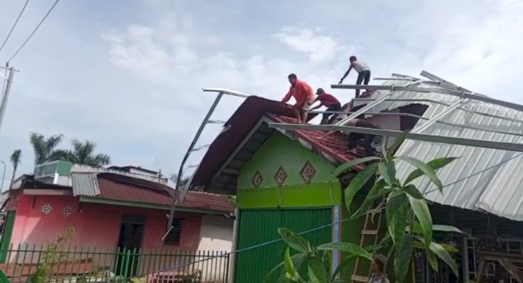 Warga yang rumahnya terdampak akibat angin puting beliung mulai melakukan perbaikan dan pembersihan.(foto Istimewa)