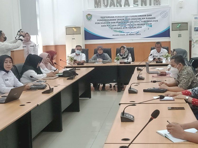 Asisten III bersama Kadinkes Muara Enim mengukiti rapat penguatan perencanaan dan penganggaran pemerintah daerah dalam upaya dan pencegahan penyakit AIDS, TBC, Malaria Kabupaten Muara Enim 2023/ist.