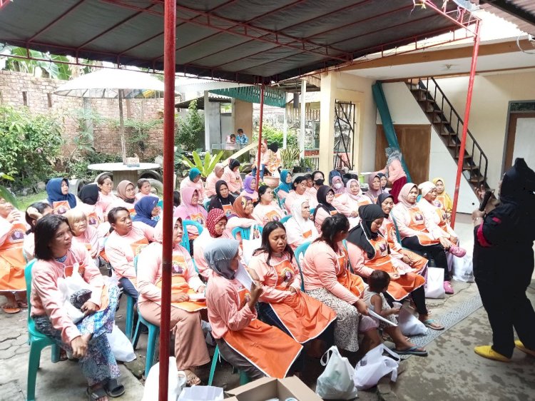 Puluhan ibu-ibu mengikuti kelas memasak takjil yang digelar oleh Mak Ganjar Jambi. (ist/rmolsumsel.id) 