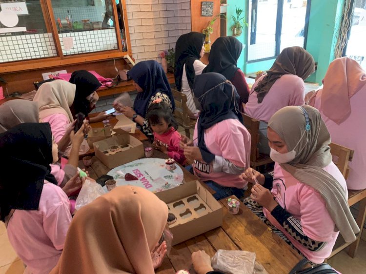Pelatihan menghias Cupcake yang digelar Srikandi Ganjar Sumsel. (ist/rmolsumsel.id)