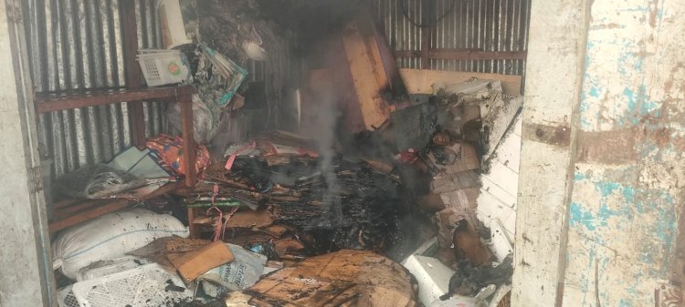 Kondisi di dalam gudang pasca terbakar di Kawasan Pasar 10 Ulu Palembang, Kamis (30/3). (Ist/Rmolsumsel.id). 