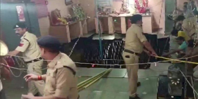 Operasi penyelematan yang dilakukan otoritas India setelah insiden runtuhnya atap kuil Indore, India pada Kamis, 30 Maret 2023/Net