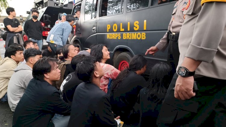 Massa aksi yang diamankan pihak kepolisian dalam aksi demo penolakan UU cipta kerja di depan Gedung DPRD Provinsi Lampung. (ist/RmolLampung.id)