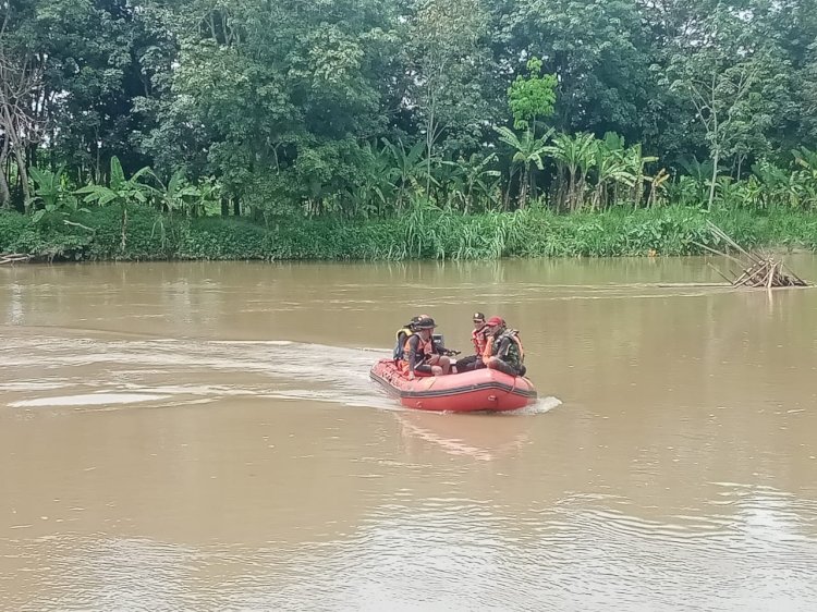 BPBD OKU menyisir sungai Komering tempat  tenggelamnya AN, Jumat (31/3). (Amizon/RmolSumsel.id)