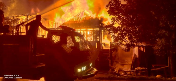 Kondisi lima unit rumah di Kabupaten Empat Lawang, Sumatera Selatan saat sahur, Jumat (31/3/2023). (Salim/RmolSumsel.id)