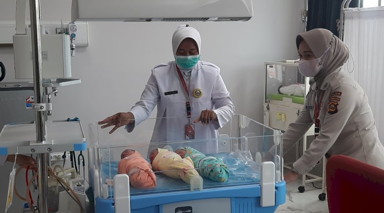 Kondisi bayi kembar tiga anak dari Novita Sari saat berada diruang perawatan bayi lantai tiga RS Bhayangkara M Hasan Palembang/RMOL