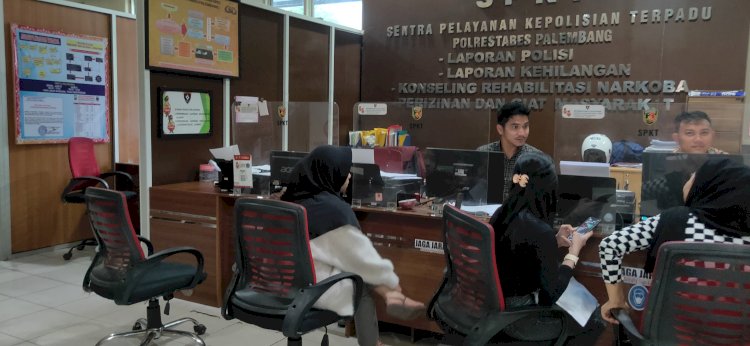 Remaja wanita di Palembang, AI (kiri) saat membuat laporan kepolisian di Polrestabes Palembang, Kamis (30/3/2023). (Adamrachman/Rmolsumsel.id)